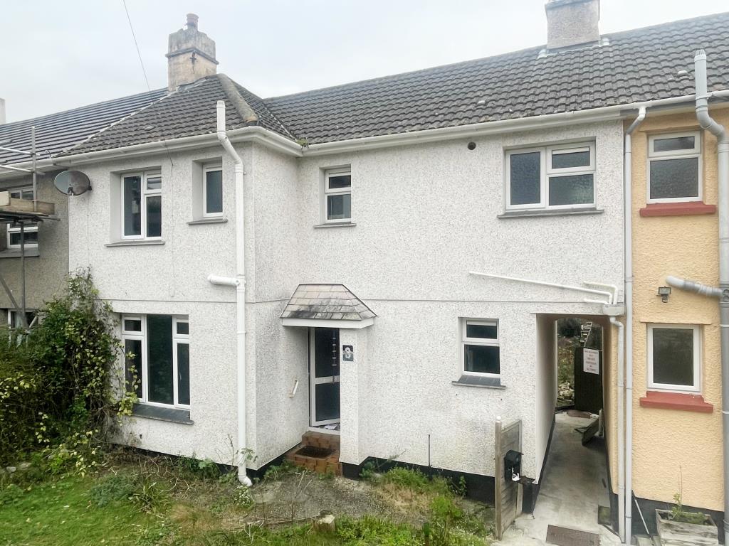 Lot: 48 - PROPERTY FOR IMPROVEMENT WITH OFF-ROAD PARKING - Front elevation of property